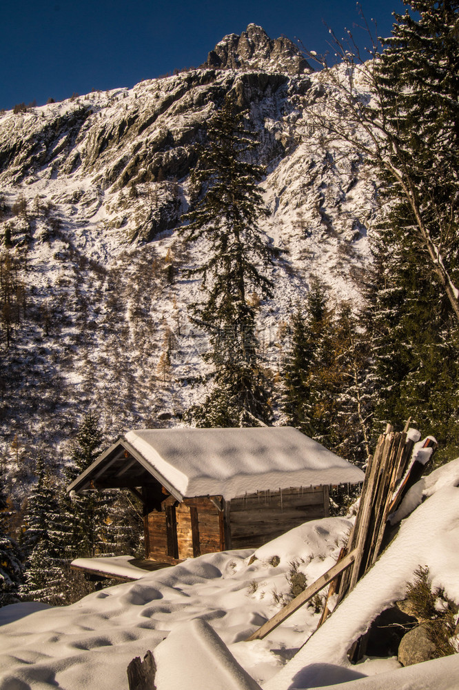 法国阿尔卑斯山的冬季风景图片