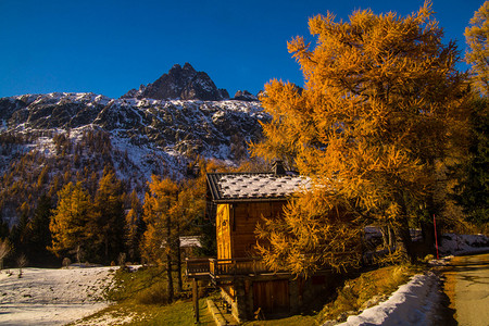 法国阿尔卑斯山的冬季风景背景图片