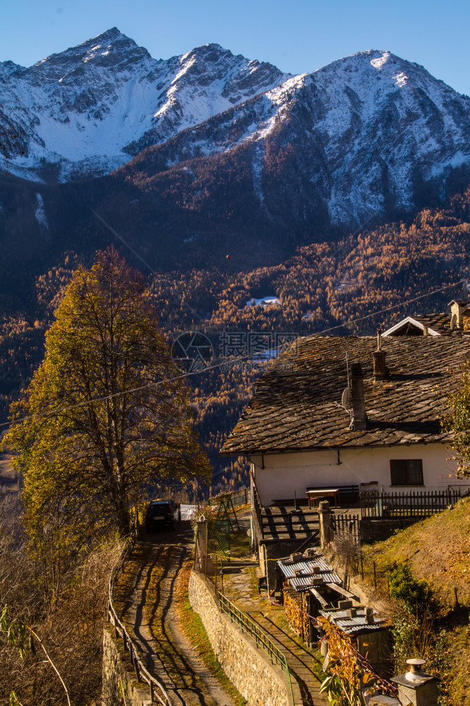 意大利阿尔卑斯山的秋天风景图片