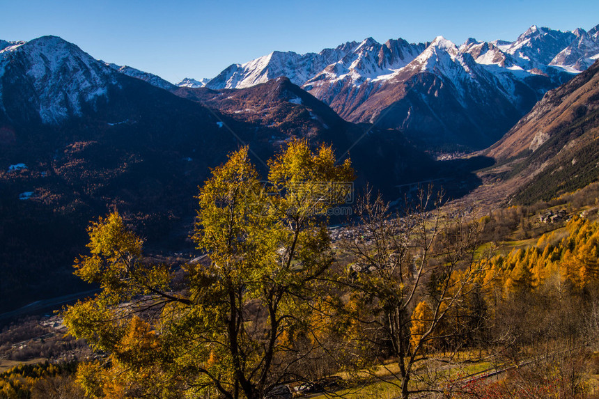 意大利阿尔卑斯山的秋天风景图片