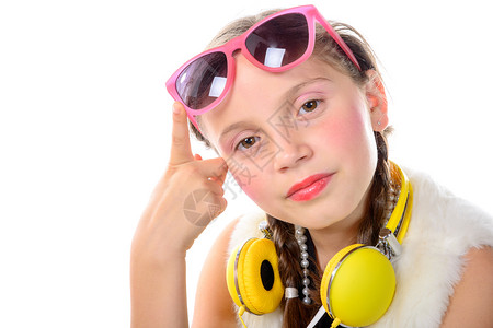 一个漂亮的小女孩粉红眼镜和黄色耳机白背景的图片