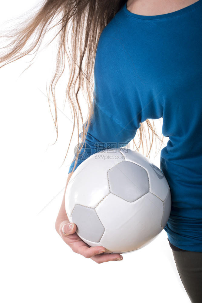 年轻女子拿着蓝衬衫足球图片