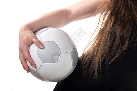 年轻女子拿着黑色衬衫足球图片