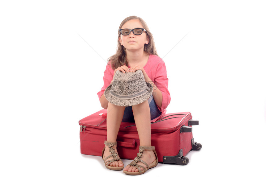 女孩坐在手提箱很高兴去度假图片