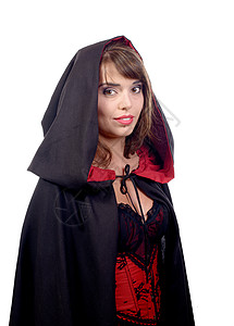 穿着黑色披风的漂亮女孩穿着黑色斗篷给白背景的万圣节女神图片