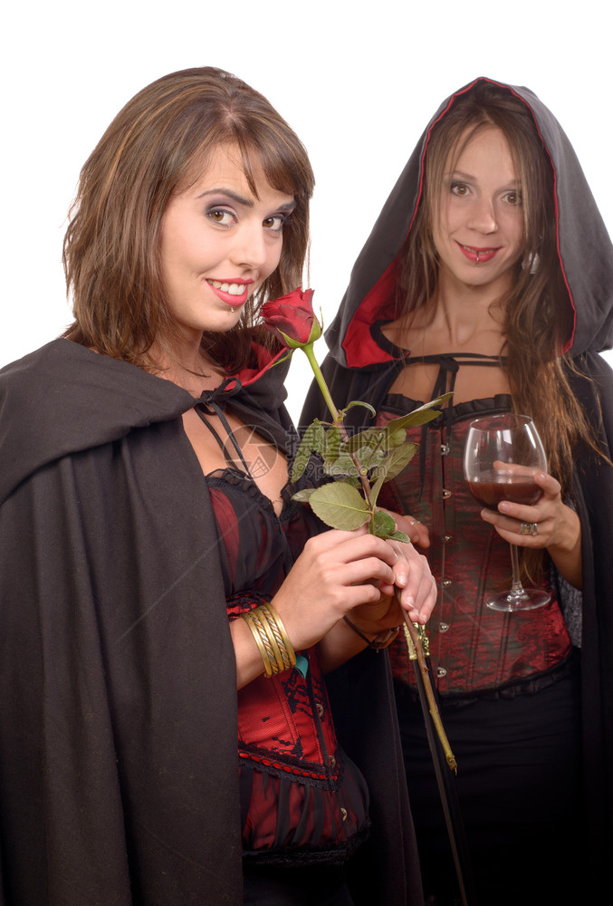 两名年轻女子身着伪装的圣殿带着一杯鲜血和朵玫瑰图片
