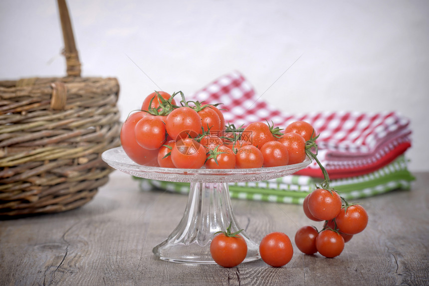西红柿在玻璃碗里配着彩色餐巾纸图片