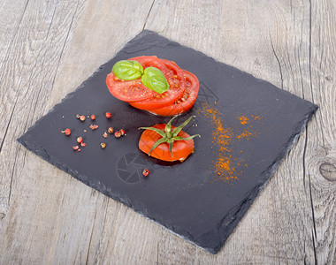 一块板盘上的西红柿背景图片