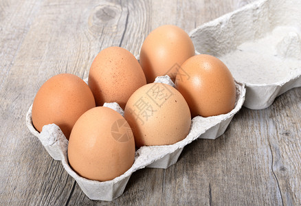 白灰色蛋塔里装着六颗鸡蛋图片