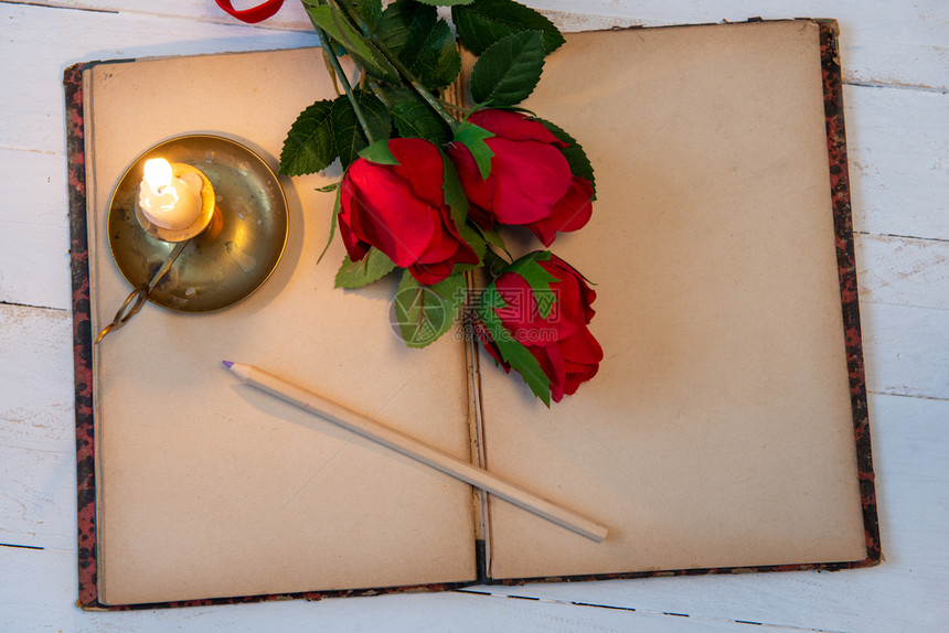 旧笔记本玫瑰和小蜡烛一个浪漫的概念图片
