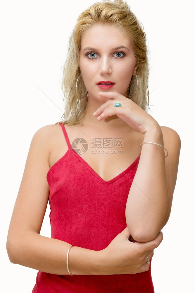 穿着白色背景红礼服的漂亮金发年轻美女图片