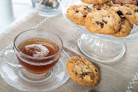 一杯茶和美味的自制饼干图片