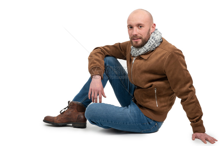 白种背景的胡子在地上坐着的青年男子图片