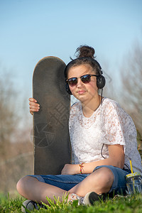 一个带着滑板笑的年轻少女图片