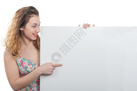 快乐笑的年轻女展示空的手签板带有复制空间背景图片