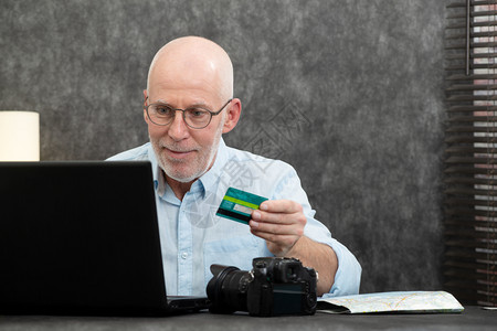 成人男子在网上购物并用信卡付费图片