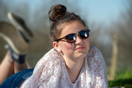 一个年轻少女的肖像外出戴墨镜的太阳图片