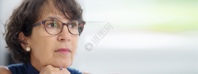 一位美成熟女肖像戴眼镜水平照片横幅背景图片
