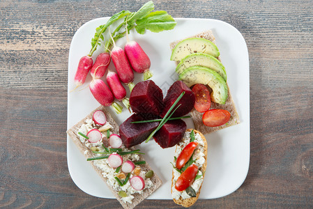 一份配有天然机蔬菜素食沙拉的盘子背景图片
