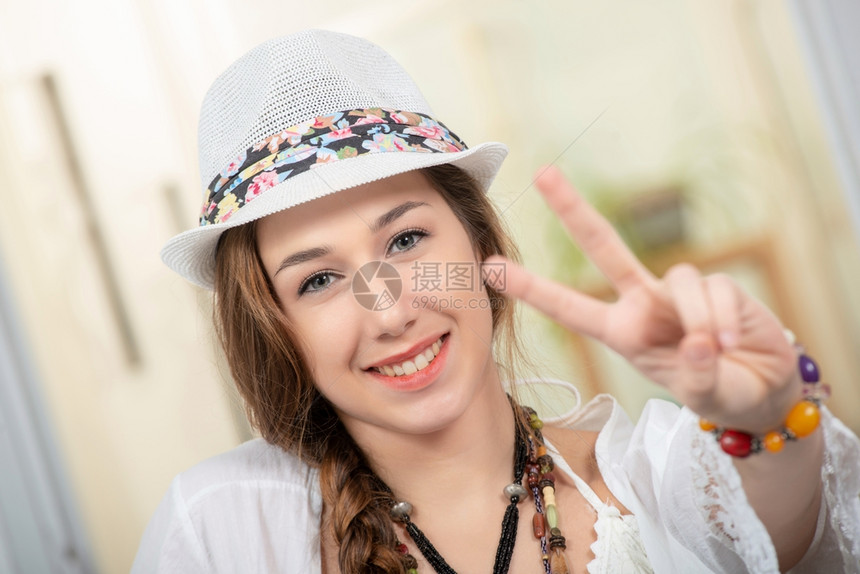 美丽的嬉皮女孩肖像带着白色的夏帽图片