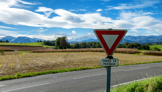 法国农村的公路标志图片