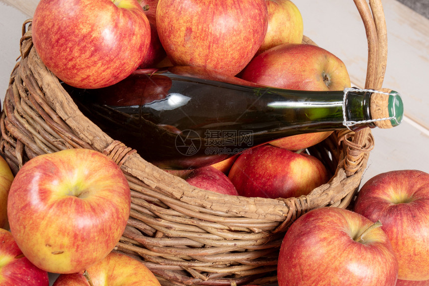 一瓶苹果酒和美丽的有机苹果图片