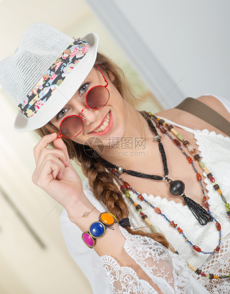 美丽的嬉皮女孩肖像带着白色的夏帽图片