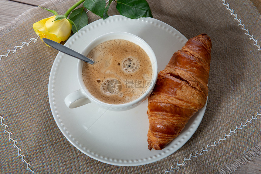 a法国早餐咖啡加牛奶和羊角面包图片