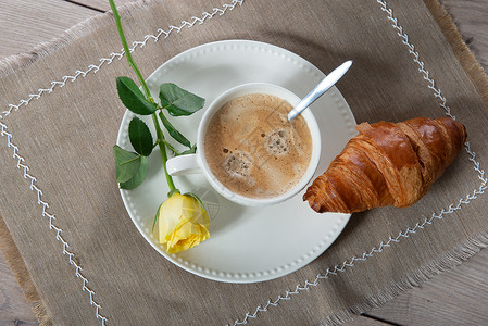 a法国早餐咖啡加牛奶和羊角面包图片