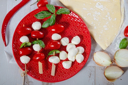 红色盘子小西柿和莫扎里拉图片