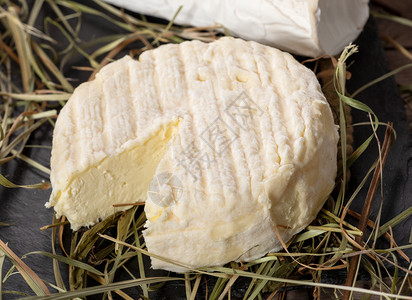 在稻草上的法式奶酪图片