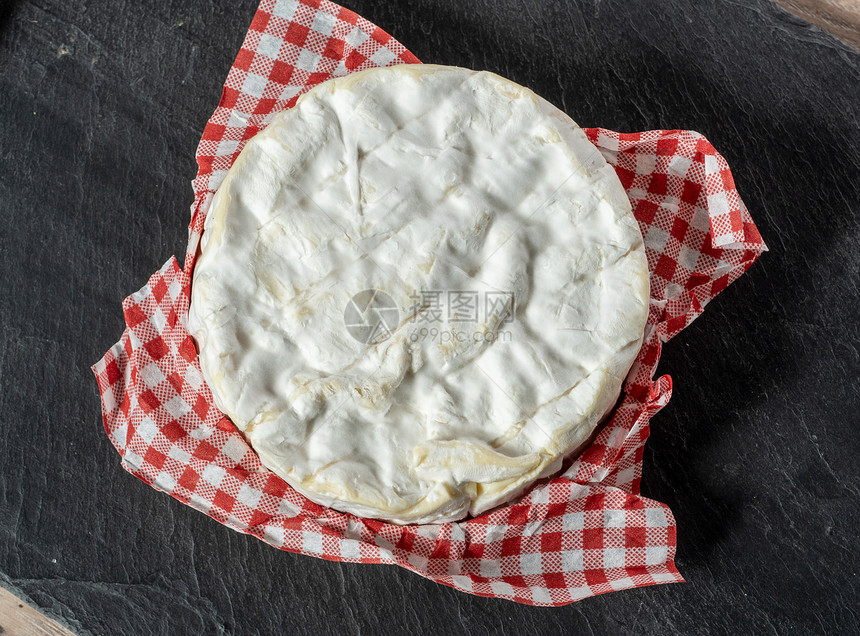 格子餐布上的法式奶酪图片