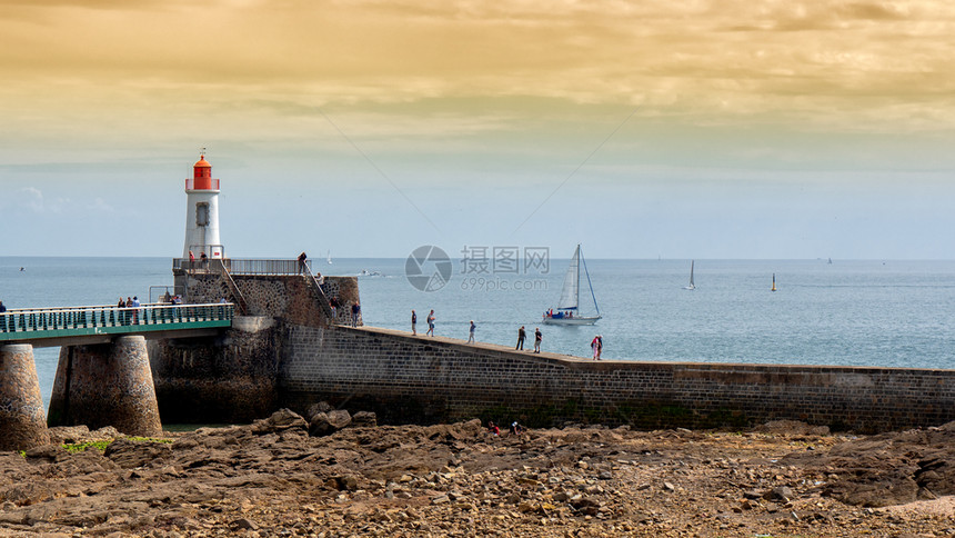 法国LesSablesdOlonne码头和灯塔的风景图片