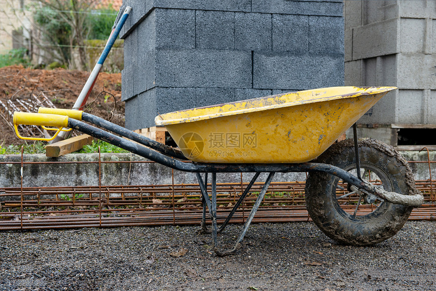 使用后建筑工地的黄色手推车图片