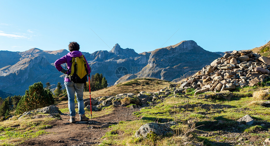 在皮克奥索附近的比利牛斯山脉中一位妇女徒步旅行者图片