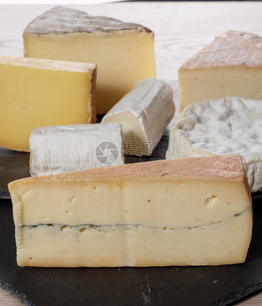 黑板上不同的法国奶酪图片