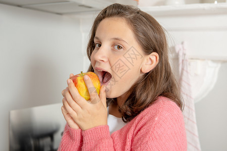 一个年轻少女吃苹果图片