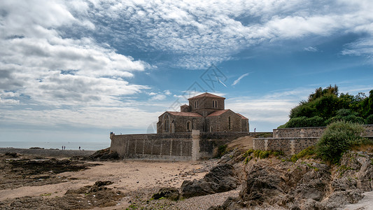 一座圣尼古拉斯修道院位于法国的萨布斯德奥隆高清图片