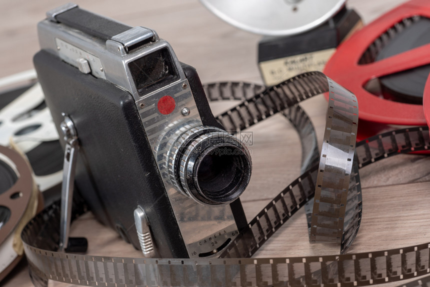 一个旧电影摄像头16毫米带雷尔斯电影图片