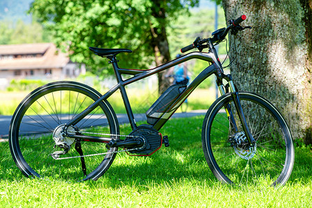 电动自行车电池草地上的电动山自行车背景