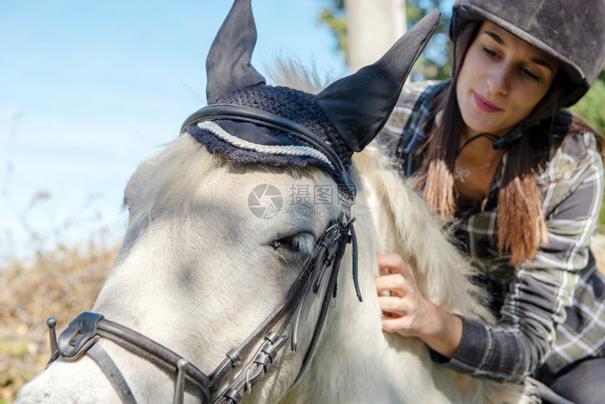 一位骑马的漂亮女孩肖像图片