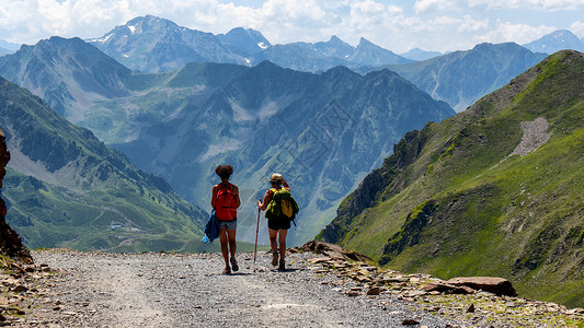 鲁西隆两名妇女徒步旅行者在比利牛斯里德格尔皮克米迪高的足迹上背景