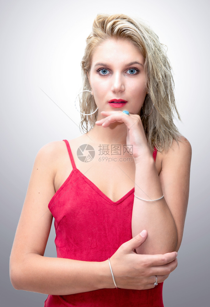 一个漂亮的年轻金发美女穿着红裙子的图片
