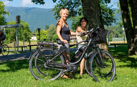 2名农村骑自行车的成年妇女图片