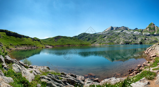 埃斯坦斯比利牛斯山脉的伊坦湖风景背景