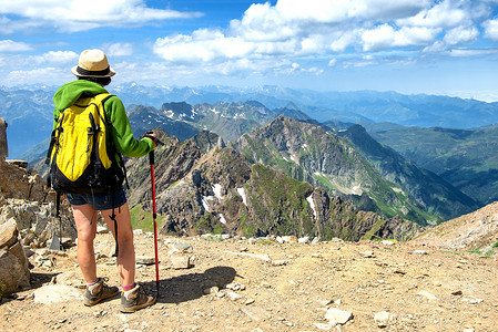 鲁西隆一位在比利牛斯州皮克米迪德比格勒的足迹上登山女徒步者背景