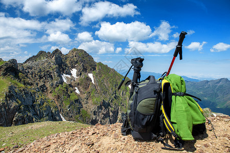 一个背包着山在景中背景图片