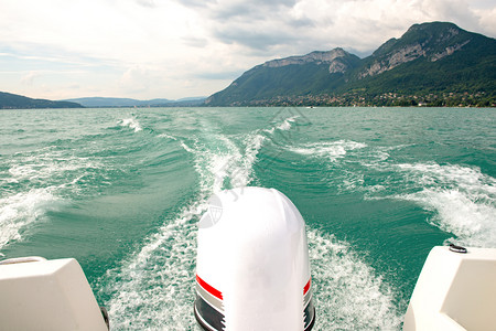 由Anancy湖上船引擎制造的波浪图片