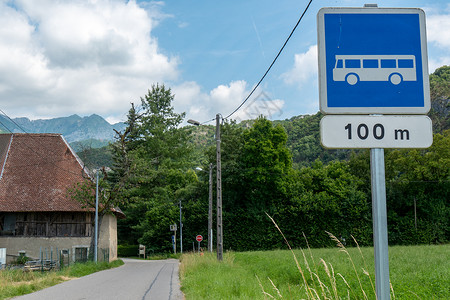 公交站指示标志表示法国有公交站的标志背景