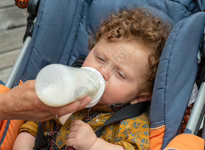 一位美丽的婴儿喝着奶瓶图片